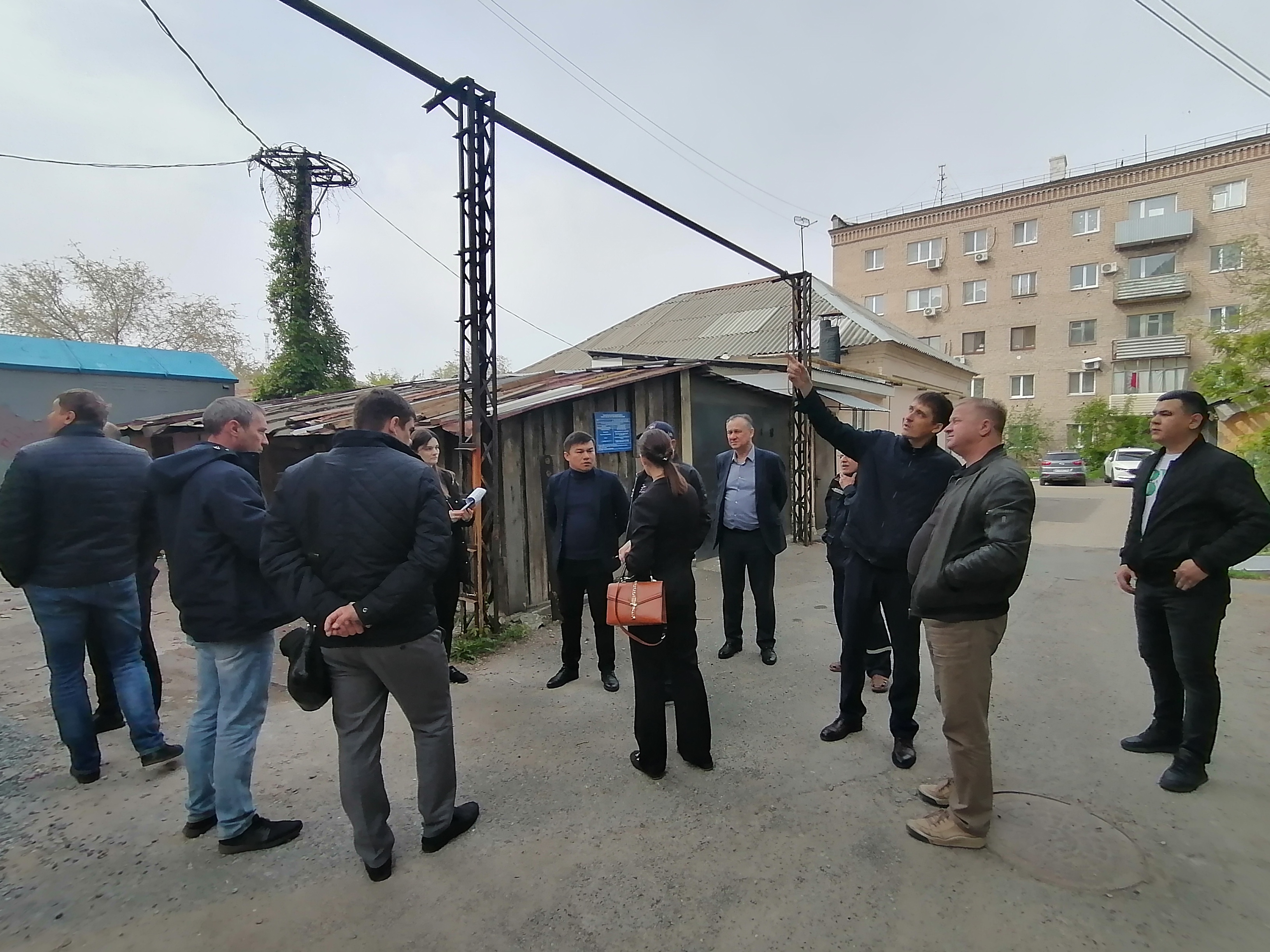 На текущей неделе  состоялась рабочая встреча возле дома № 11 по ул.Советской по вопросу переноса сетевых кабелей.