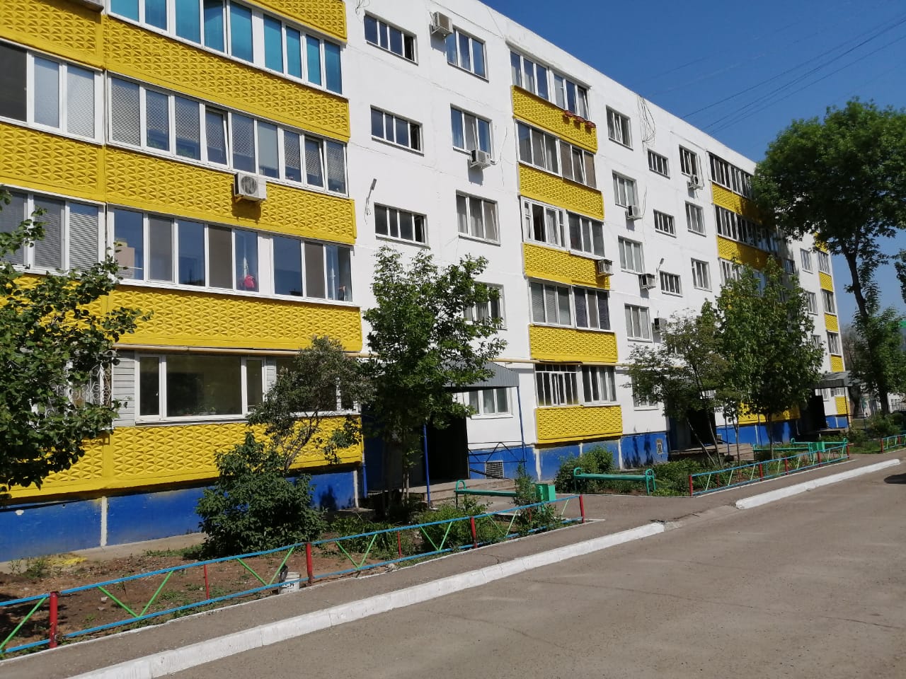 Дом по ул. Салмышская, 31/1 существенно выделяется на фоне традиционно серых многоэтажек Оренбурга.