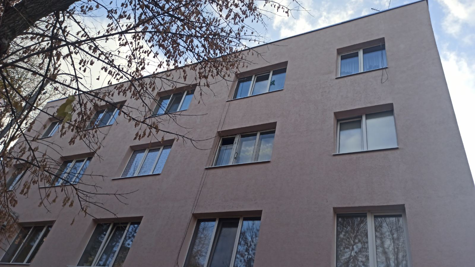 Нежный цвет фасада выбрали собственники дома по пр.Мясокомбината, 2 .