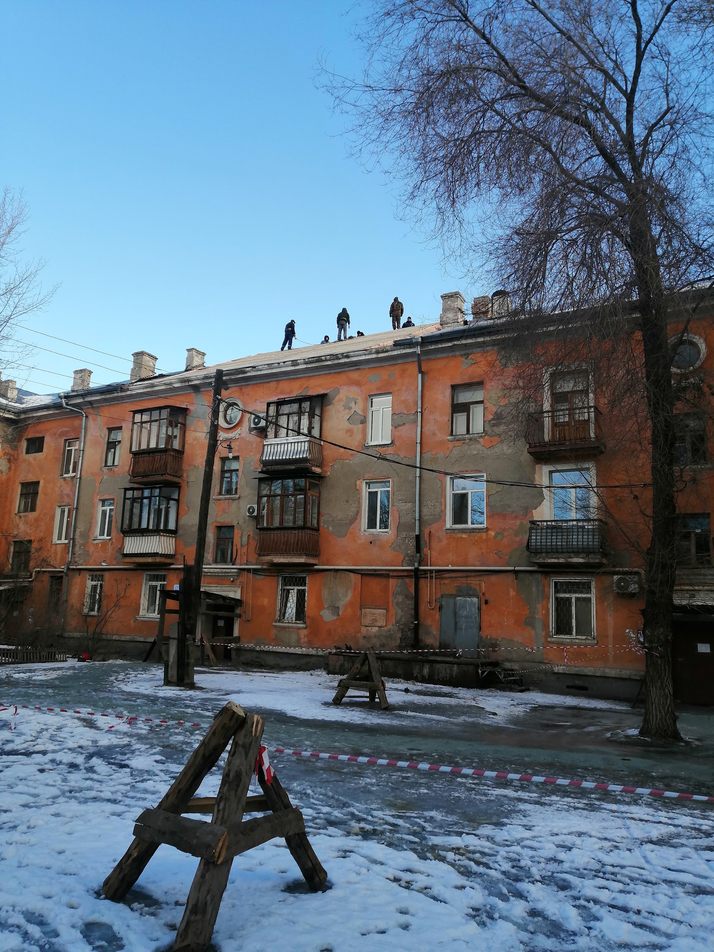 В доме № 50 по ул.Советская в Новотроицке начат капитальный ремонт крыши.